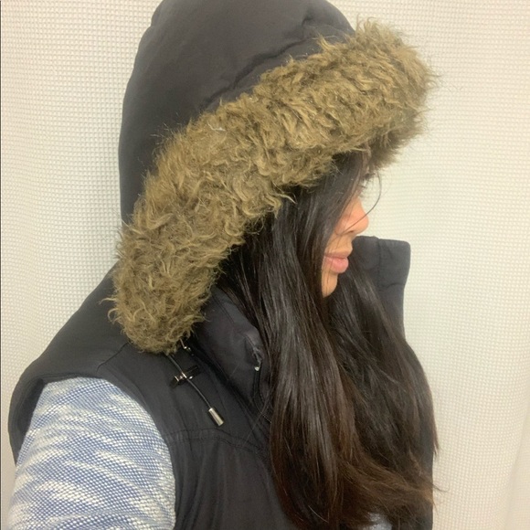 Banana Republic Black Fur-Line Puffer Vest - Picture 6 of 7